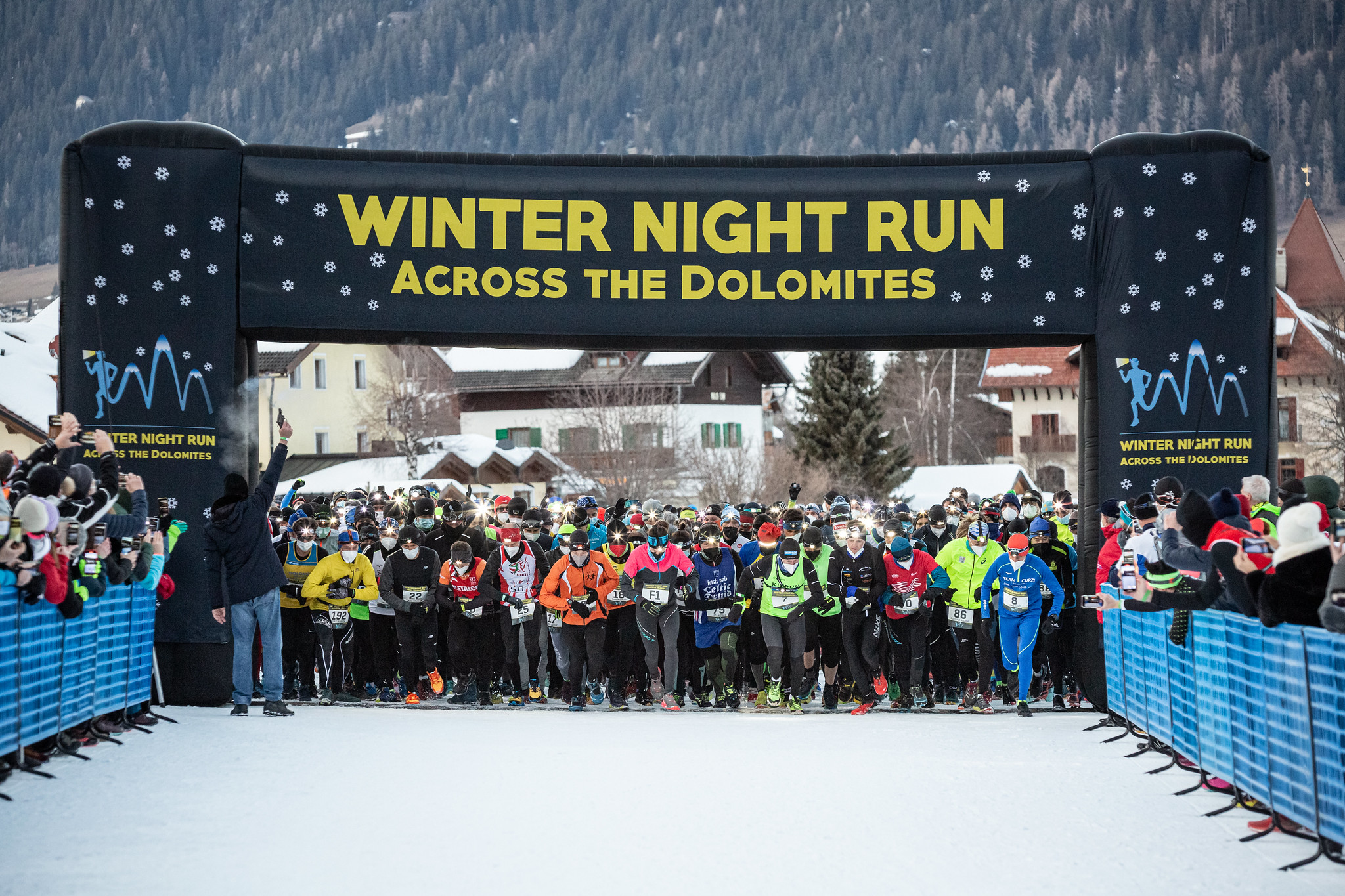 Winter Night Run Corri ai piedi delle Dolomiti attraverso paesaggi